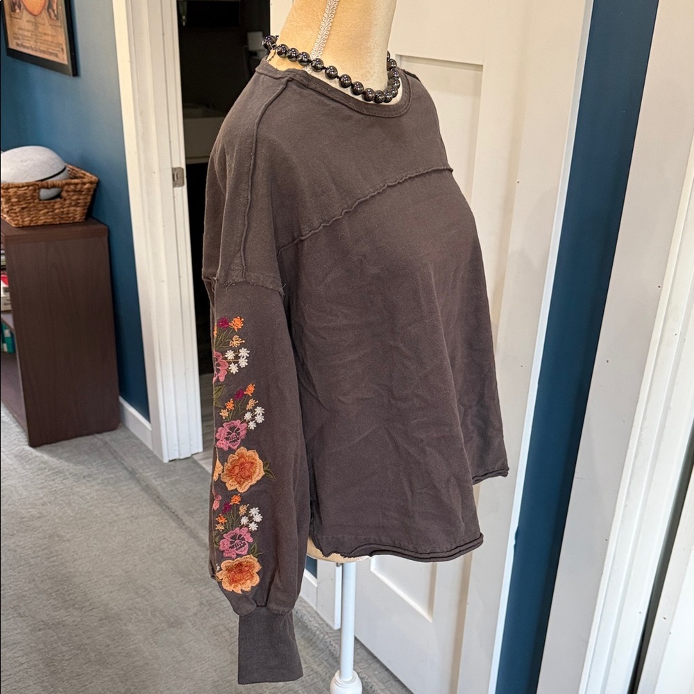 Three Bird Nest cotton embroidered top 🌸